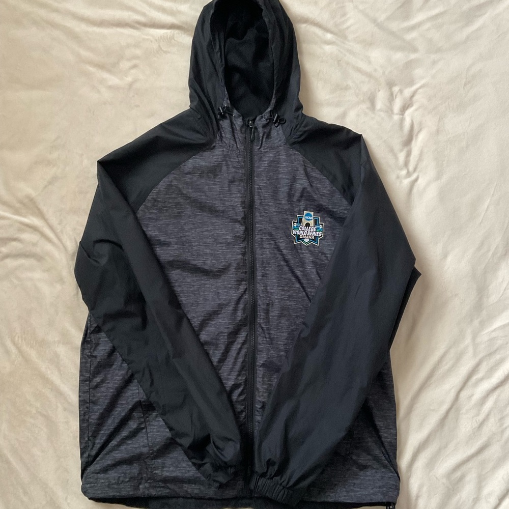 College World Series Wind Breaker mens size M